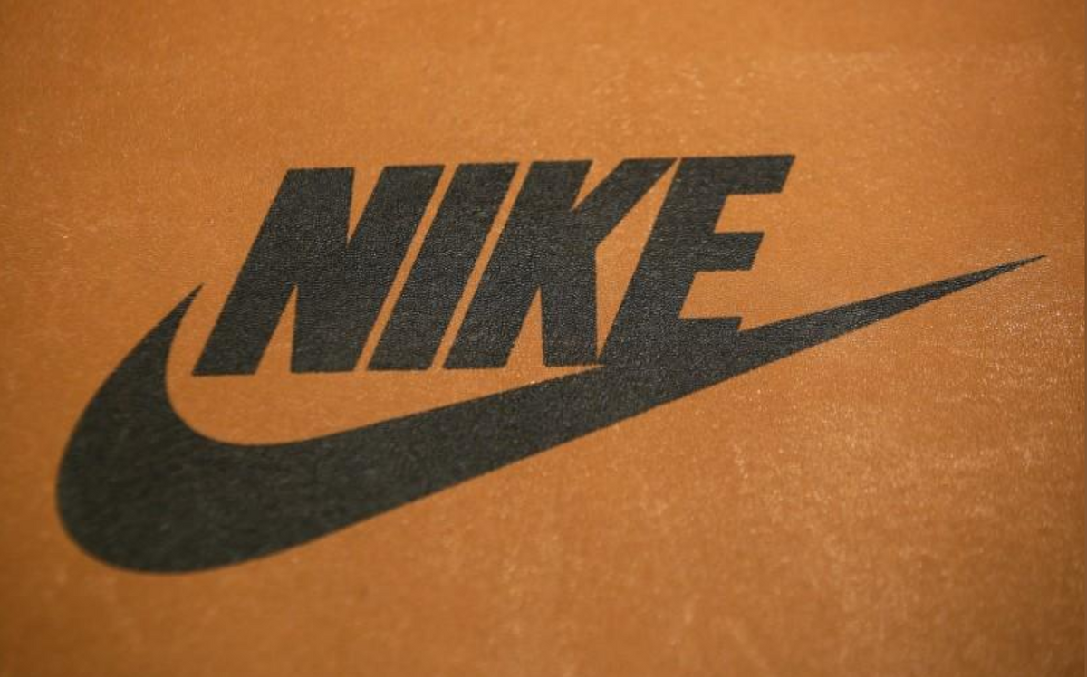 Создание найка. Бренд найк логотип. Nike logo 1978. Свуш найк. Разработка логотипа найк.